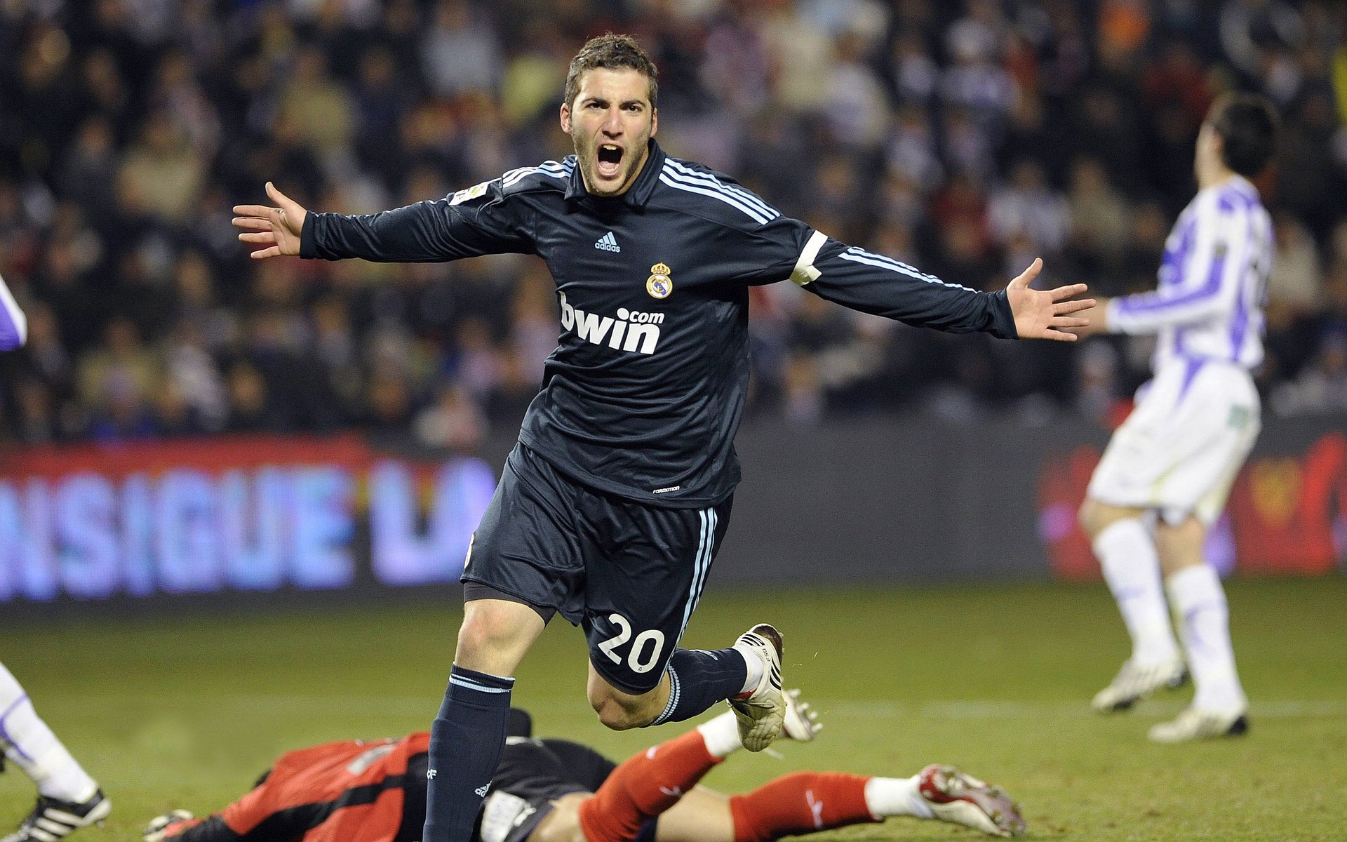 九游电子-_运动馆灯光秀：科技点亮运动时刻_，运动场灯光